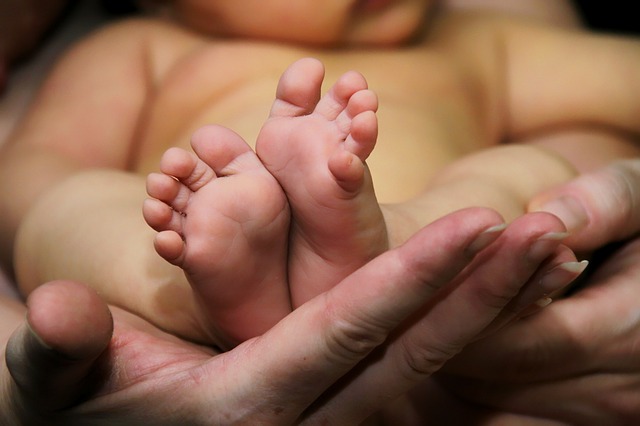 https://www.melbourneosteohealth.com/wp-content/uploads/2019/05/baby-feet-836867_640.jpg